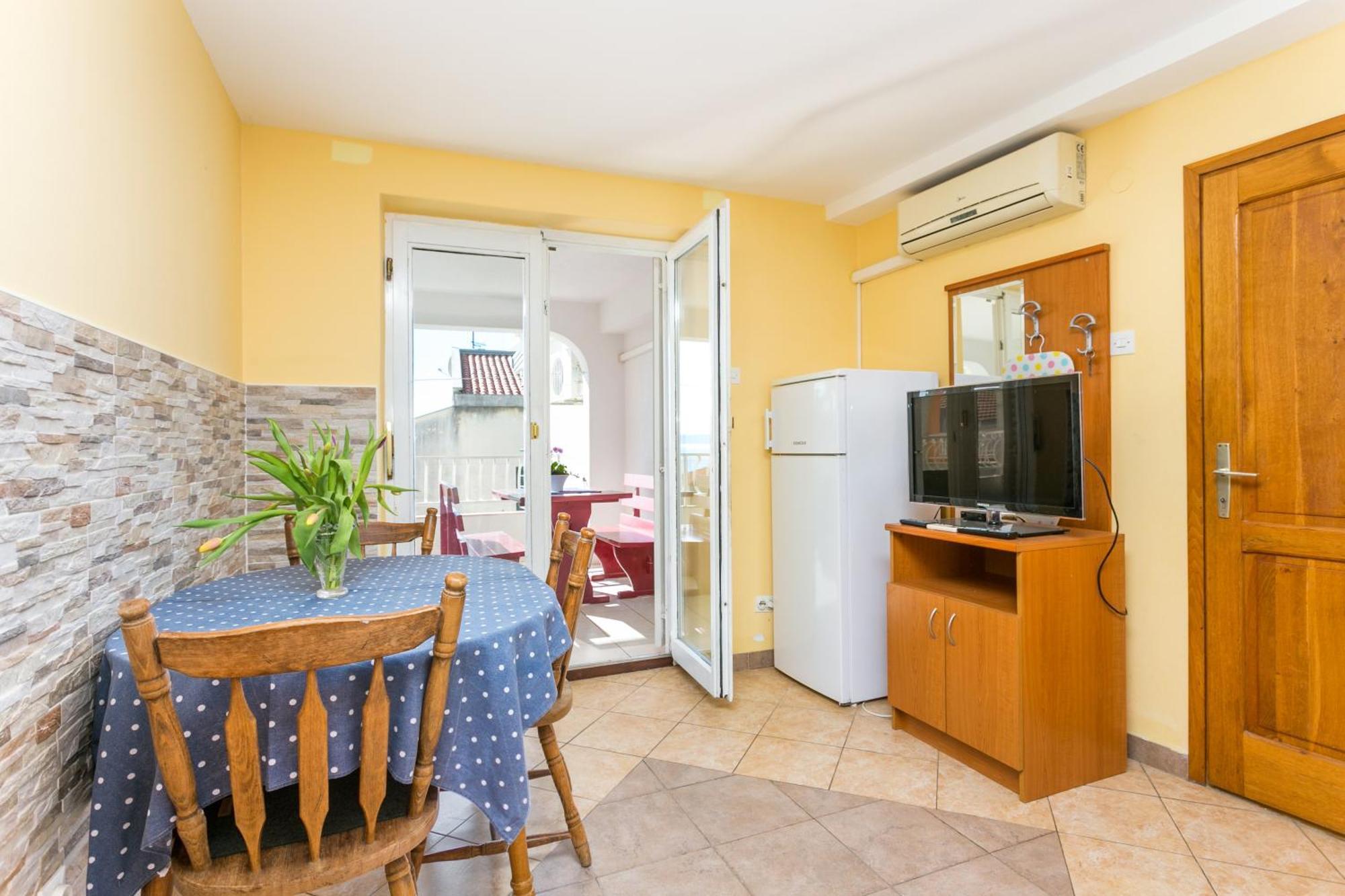 Apartment By The Sea Tucepi, Makarska - 22384 *